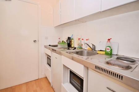 1 bedroom House share to let in Kitchener Road, Thornton Heath, London, CR7