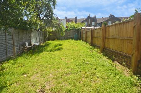 1 bedroom House share to let in Kitchener Road, Thornton Heath, London, CR7