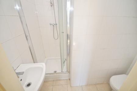 1 bedroom House share to let in Kitchener Road, Thornton Heath, London, CR7