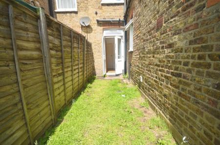 1 bedroom House share to let in Kitchener Road, Thornton Heath, London, CR7