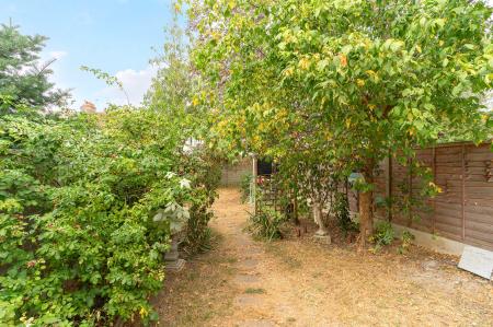 3 bedroom Terraced House to let in Manship Road, Mitcham, London, CR4