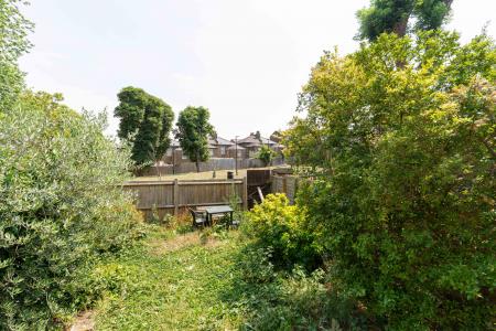 2 bedroom Flat to let in Knights Hill, West Norwood, London, SE27