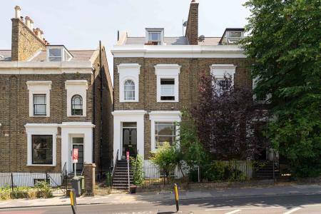 2 bedroom Flat to let in Knights Hill, West Norwood, London, SE27