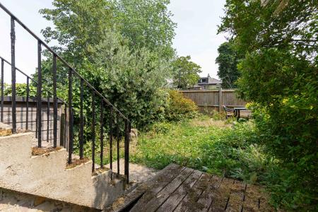 2 bedroom Flat to let in Knights Hill, West Norwood, London, SE27