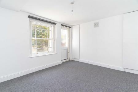 2 bedroom Flat to let in Knights Hill, West Norwood, London, SE27