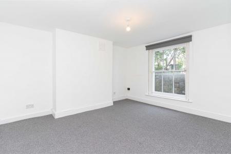 2 bedroom Flat to let in Knights Hill, West Norwood, London, SE27