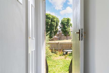 2 bedroom Flat to let in Knights Hill, West Norwood, London, SE27