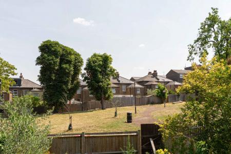 2 bedroom Flat to let in Knights Hill, West Norwood, London, SE27