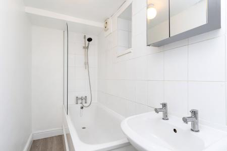 2 bedroom Flat to let in Knights Hill, West Norwood, London, SE27