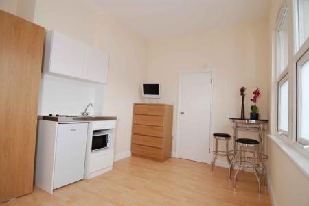 1 bedroom Studio flat to let in Brownhill Road, Catford, London, SE6