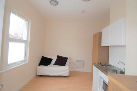 1 bedroom Studio flat to let in Brownhill Road, Catford, London, SE6