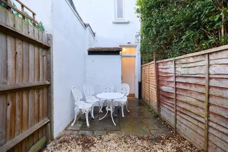 2 bedroom Flat to let in Edgington Road, Streatham, London, SW16