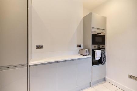 2 bedroom Flat to let in Edgington Road, Streatham, London, SW16