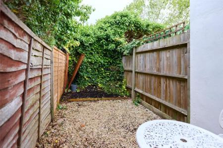 2 bedroom Flat to let in Edgington Road, Streatham, London, SW16