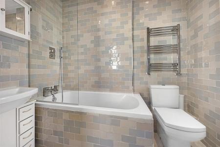 2 bedroom Flat to let in Edgington Road, Streatham, London, SW16