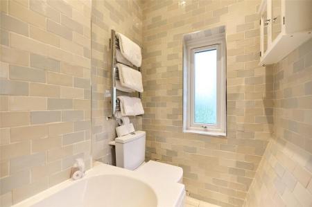 2 bedroom Flat to let in Edgington Road, Streatham, London, SW16