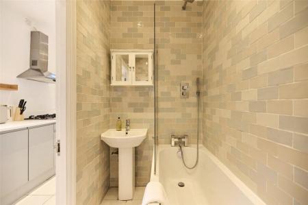 2 bedroom Flat to let in Edgington Road, Streatham, London, SW16