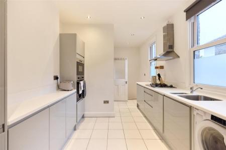 2 bedroom Flat to let in Edgington Road, Streatham, London, SW16