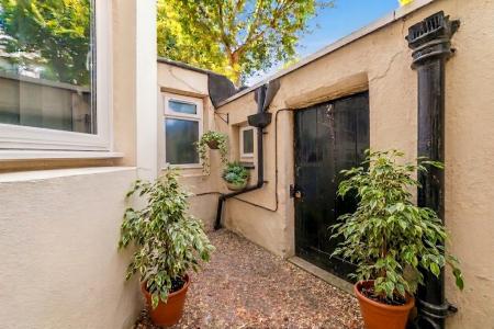 1 bedroom Flat to let in Altenburg Gardens, Clapham, London, SW11
