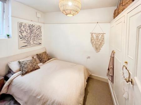 1 bedroom Flat to let in Altenburg Gardens, Clapham, London, SW11