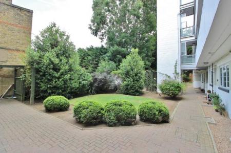 1 bedroom Flat to let in Clive Road, West Dulwich, London, SE21