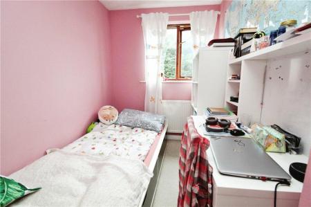 2 bedroom Terraced House to let in Kelvin Gardens, London, CR0
