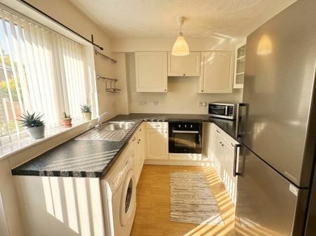 2 bedroom Terraced House to let in Kelvin Gardens, London, CR0