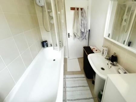2 bedroom Terraced House to let in Kelvin Gardens, London, CR0