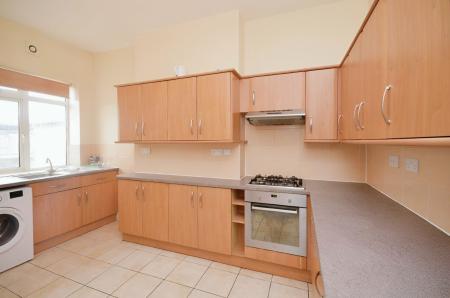 3 bedroom Maisonette to let in Sternhold Avenue, Streatham Hill, London, SW2