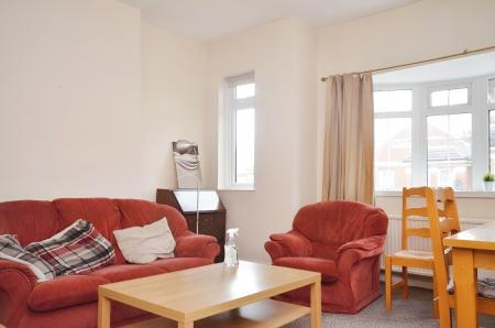 3 bedroom Maisonette to let in Sternhold Avenue, Streatham Hill, London, SW2