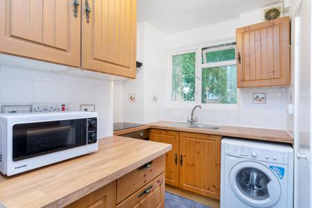 3 bedroom Flat to let in Benton's Lane, West Norwood, London, SE27