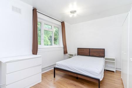 3 bedroom Flat to let in Benton's Lane, West Norwood, London, SE27