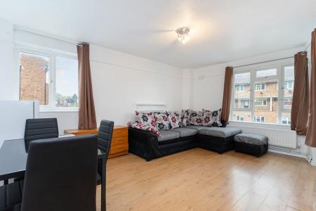 3 bedroom Flat to let in Benton's Lane, West Norwood, London, SE27
