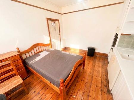 1 bedroom House of Multiple Occupation to let in Croxted Rd, Herne Hill, London, SE21