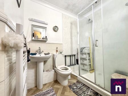 2 bedroom Flat for sale in Waldron Court, Warminster, BA12