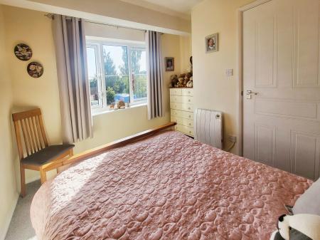 2 bedroom Flat for sale in Camellia Drive, Warminster, BA12