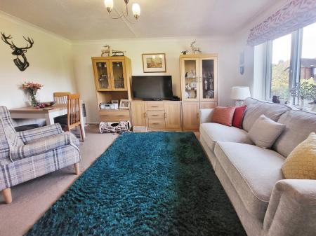 2 bedroom Flat for sale in Camellia Drive, Warminster, BA12