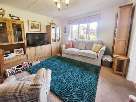 2 bedroom Flat for sale in Camellia Drive, Warminster, BA12