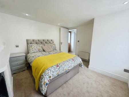 2 bedroom Terraced House for sale in Silver Street, Warminster, BA12
