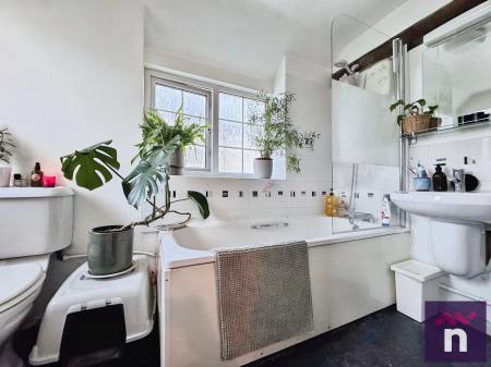 2 bedroom Coach House for sale in The Old Coach House North Row, Warminster, BA12