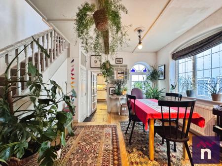 2 bedroom Coach House for sale in The Old Coach House North Row, Warminster, BA12