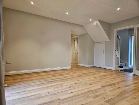 4 bedroom Semi-detached house to let in Copheap Lane, Warminster, BA12