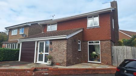 4 bedroom Detached house to let in Halfway Close, Trowbridge, BA14