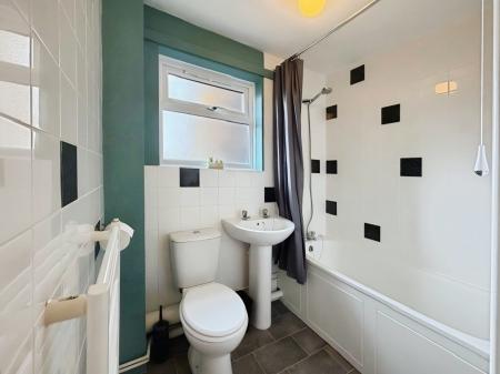 2 bedroom Flat to let in Masefield Road, Warminster, BA12