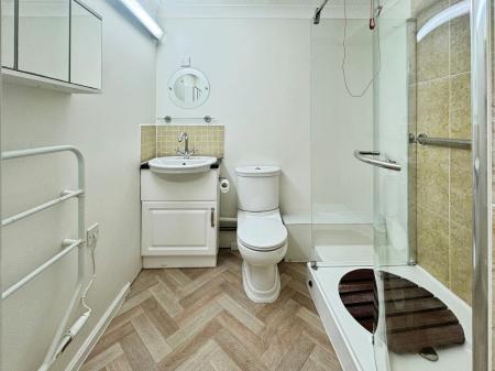 1 bedroom Flat for sale in Regal Court, Warminster, BA12