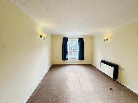 1 bedroom Flat for sale in Regal Court, Warminster, BA12