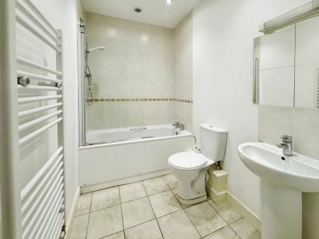 1 bedroom Flat to let in High Street, Warminster, BA12