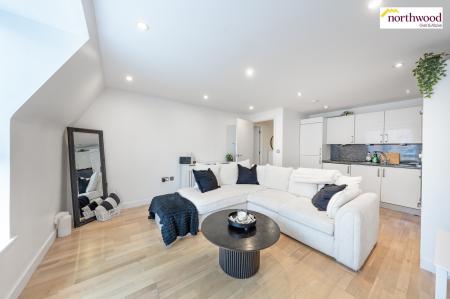 1 bedroom Flat for sale in Aldenham Road, Bushey, WD19