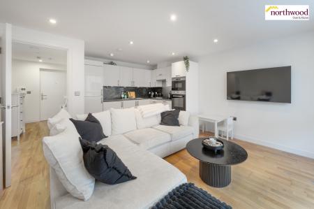 1 bedroom Flat for sale in Aldenham Road, Bushey, WD19