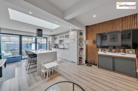 2 bedroom End of terrace house for sale in Briar Road, Watford, WD25